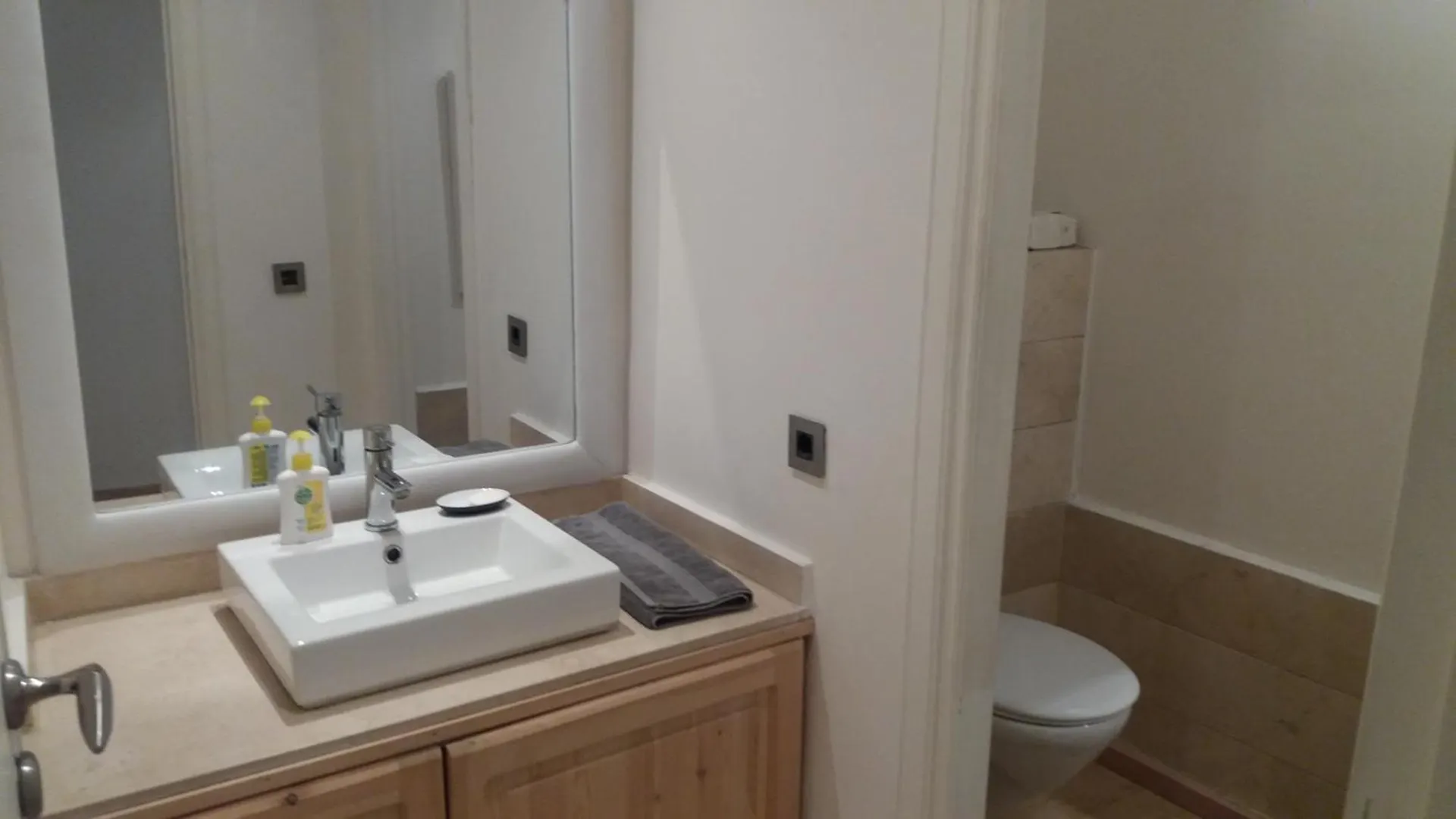 Apartment Bright 2 Bedroom House With Great Front View, Casablanca