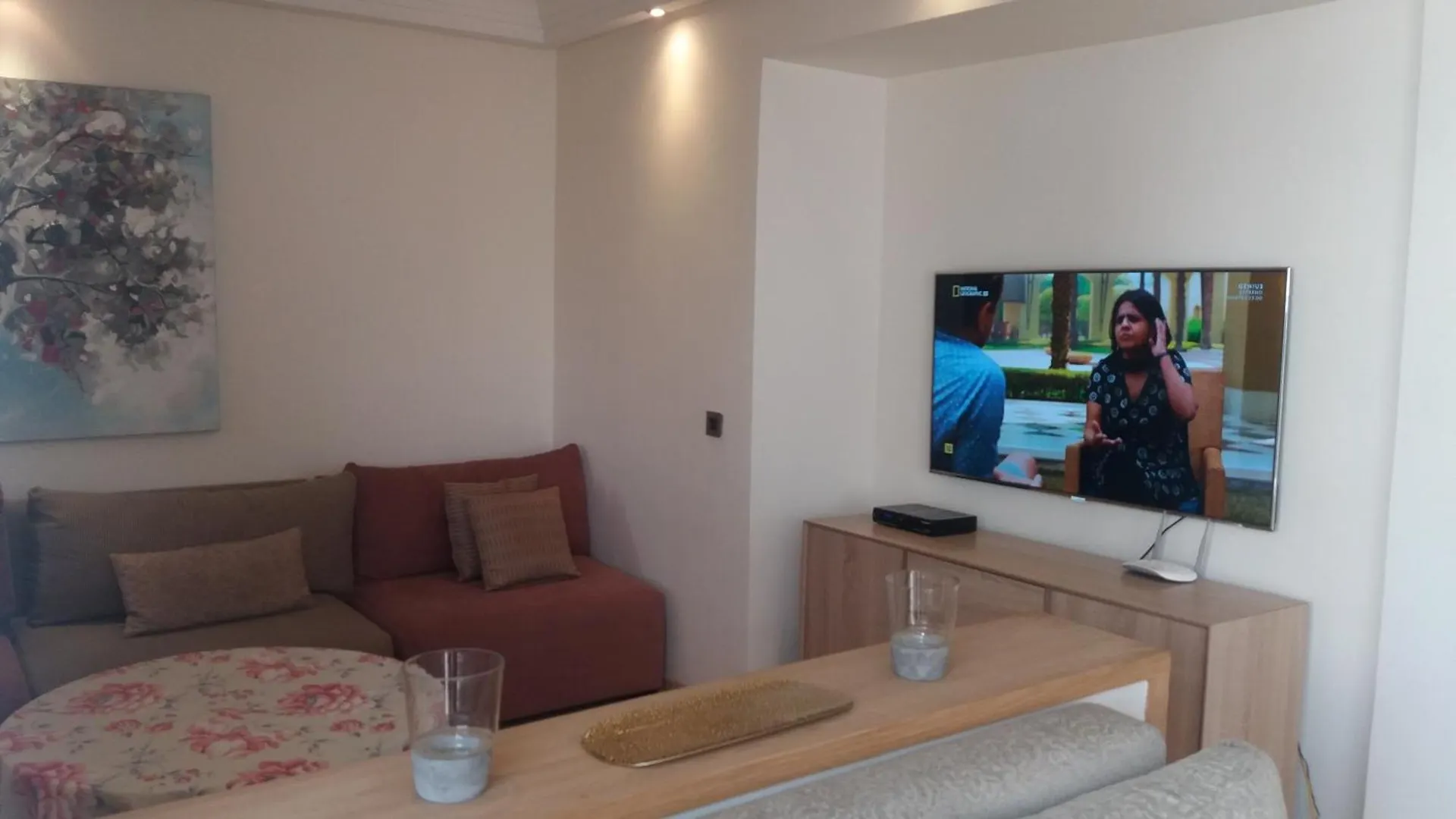 Bright 2 Bedroom House With Great Front View, Casablanca Apartment